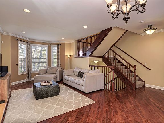 3rd image of 908 Shandrew Dr