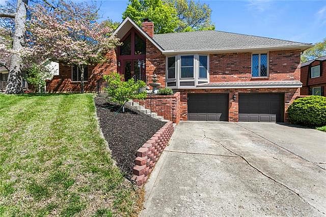 1st image of 1329 Camelot Dr