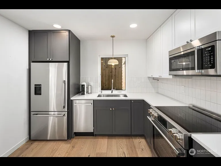 4028 5th Ave NE — Photo 16