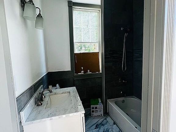 4th image of 2727 W Jefferson St