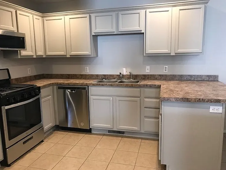 2202 W Jonquil Ln — Photo 5