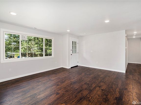 5th image of 906 SE Tanbark St. Se St