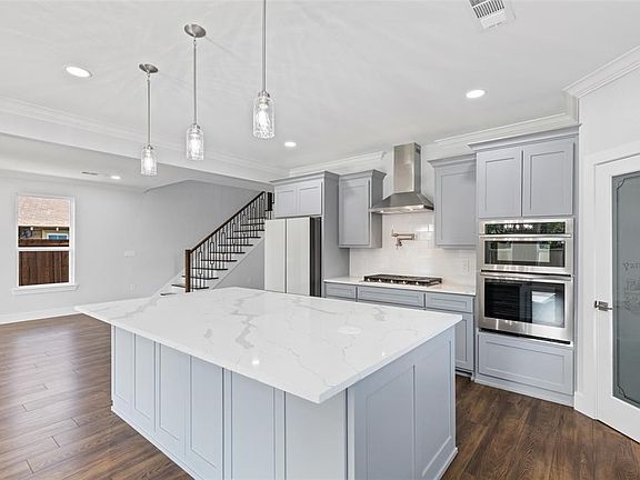 3rd image of 802 S Polk St