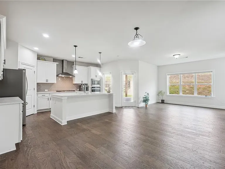 4055 Starwood Dr — Photo 8