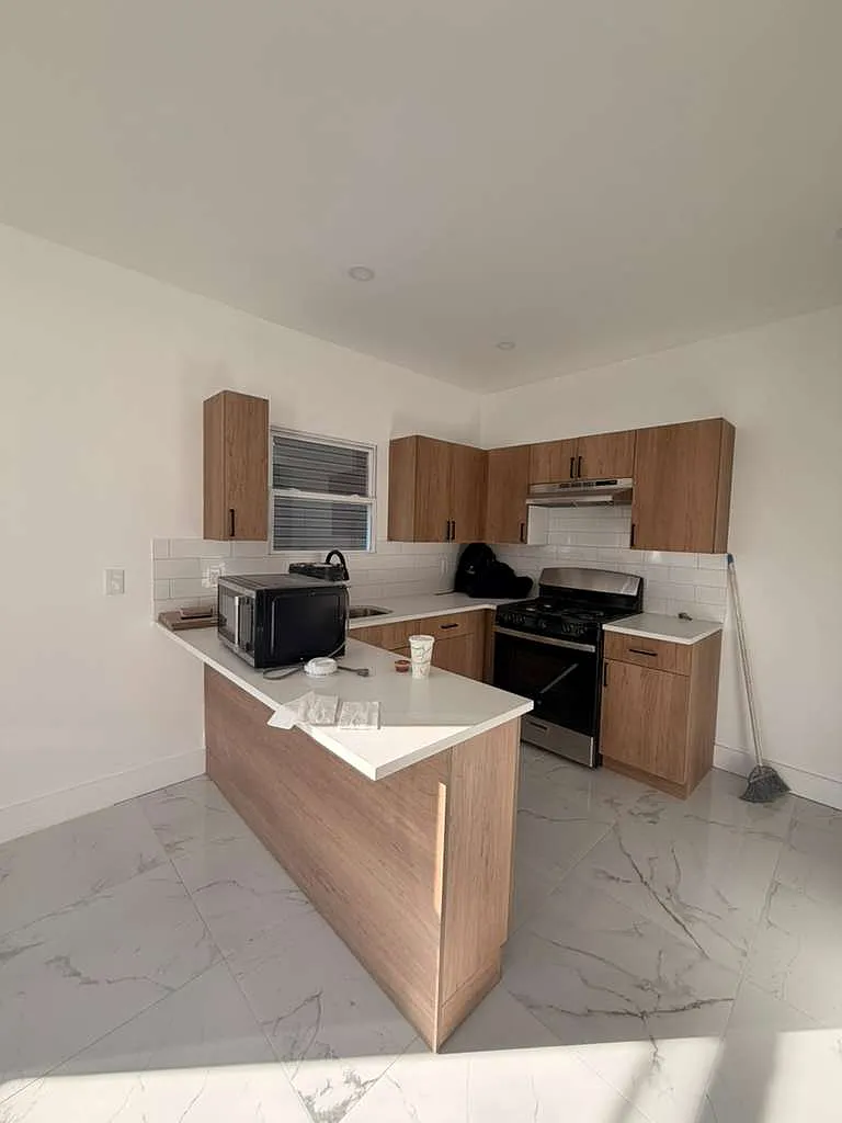 3 bed, 1.5 bath, 900 sqft, $2,200 — Photo 2