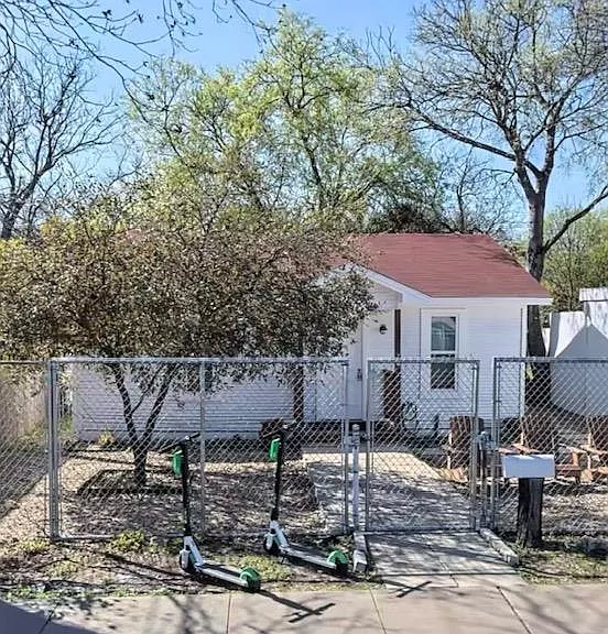 212 Comal St — Photo 1