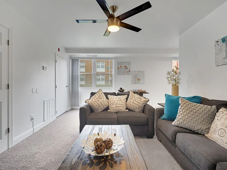 Creekside Apartments — Photo 14