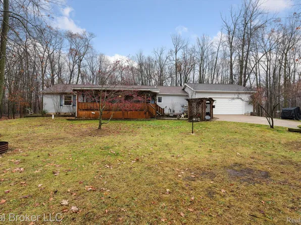 588 Norvell Beach Dr, Brooklyn, MI 49230