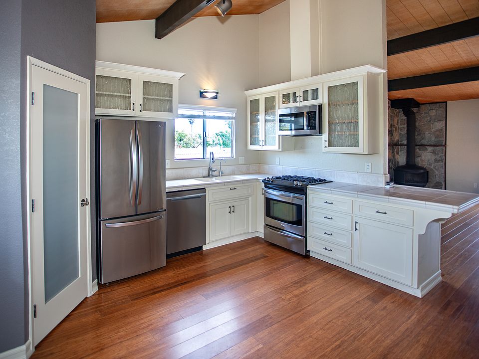 Light, bright kitchen with large pantry, gas stove, vaulted ceilings.