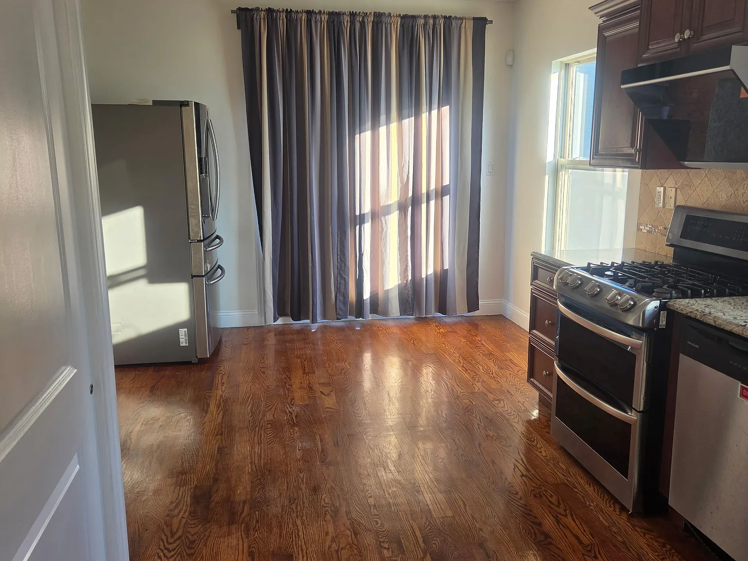 4 bed, 1400 sqft, $4,000 — Photo 2