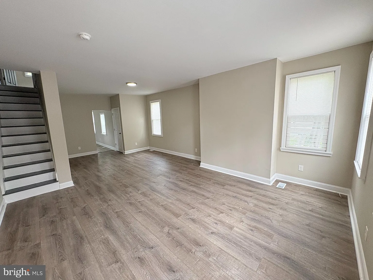 3 bed, 1.0 bath, 1376 sqft, $2,100 — Photo 2