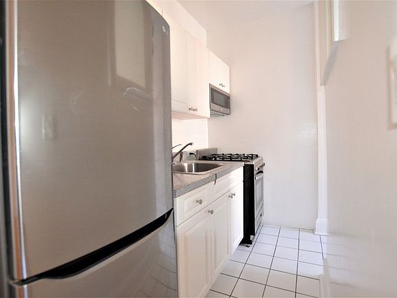 3rd image of 218 W 10th St APT 3D