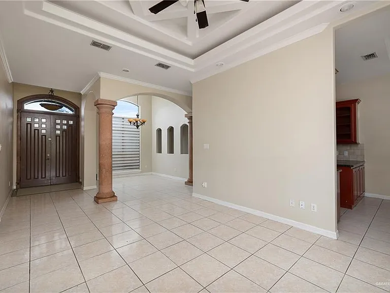 1011 Regal Dr — Photo 4