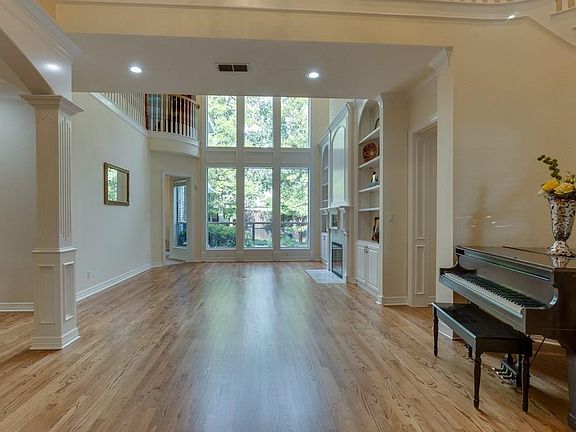 5th image of 802 Huntington Ct