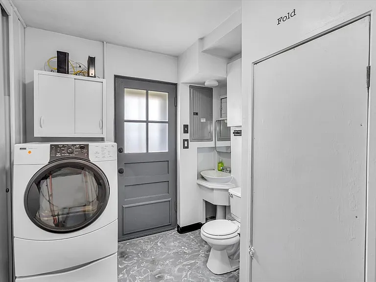 Washer/dryer, half bath and linen closet