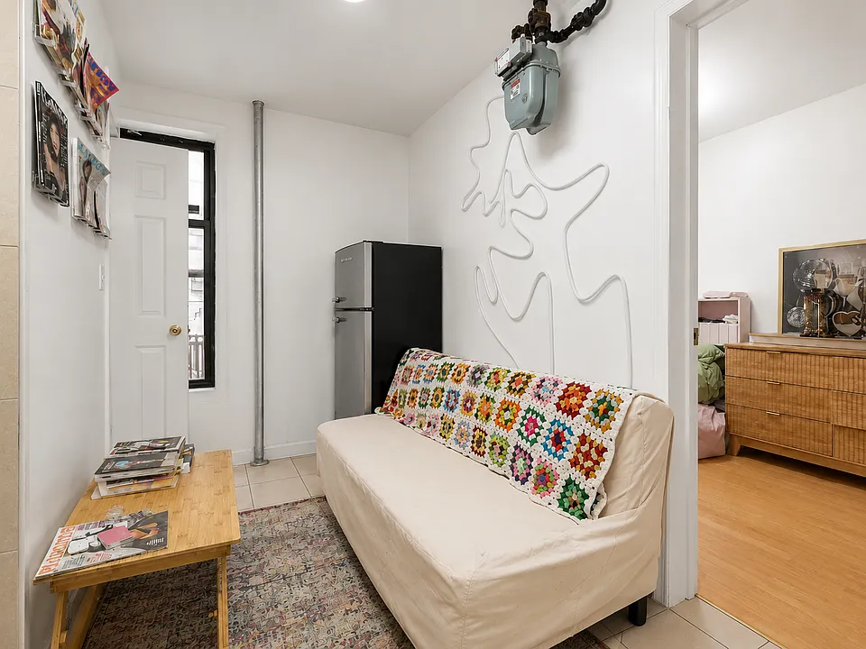 124 Mott St #22