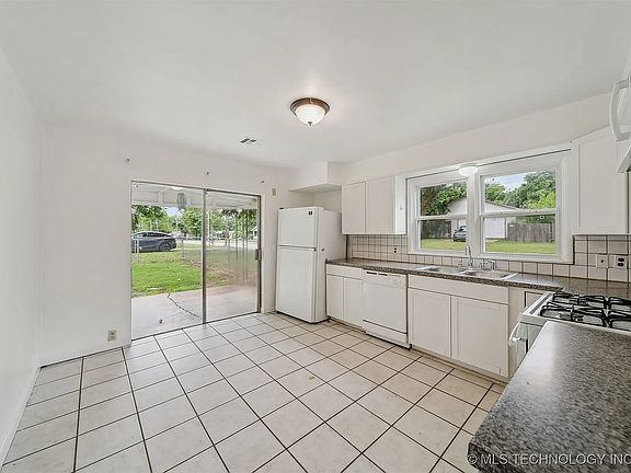 5th image of 1123 W Spring St