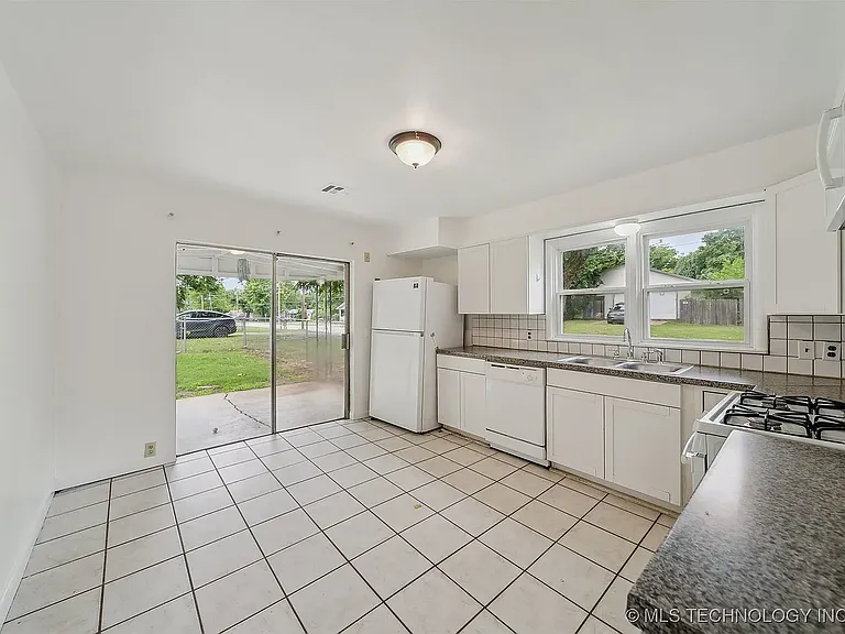 1123 W Spring St — Photo 5