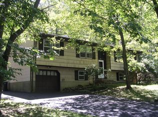 10 Brook Lawn Dr, Long Valley, NJ