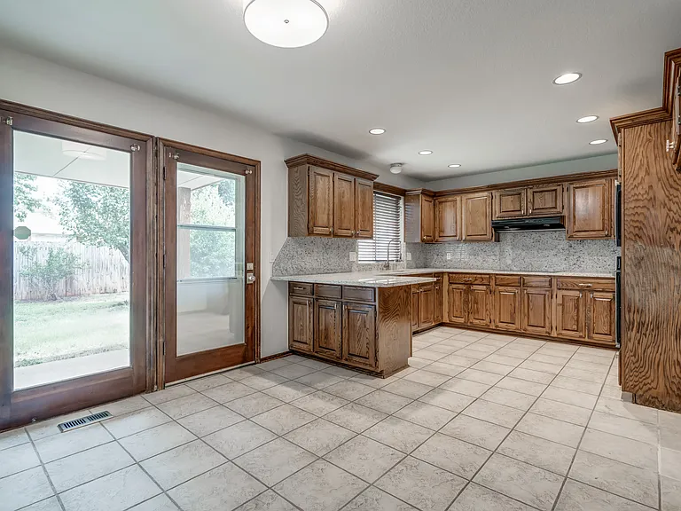 1817 Victoria Dr — Photo 15