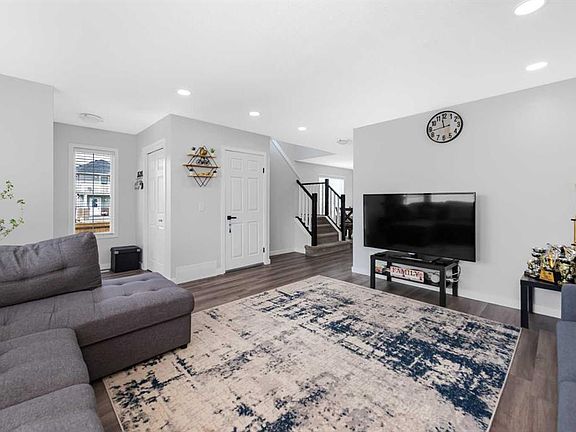 5th image of 2 S Saddlefield Cres NE