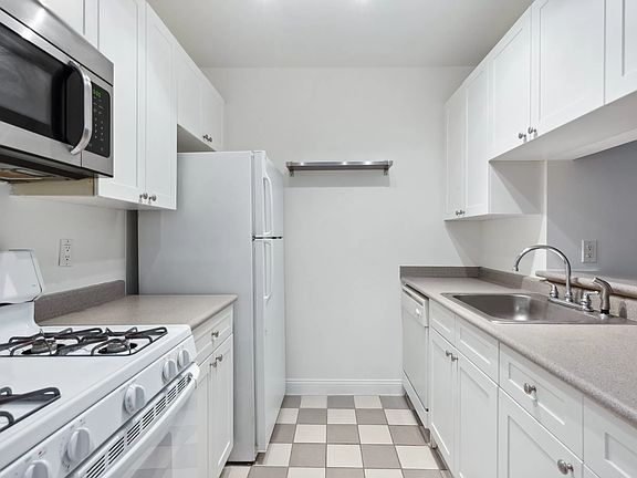 5th image of 88 Greenwich St APT 427