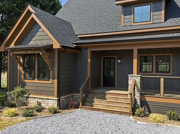 320 Pauls Meadow Dr, Hayesville, NC 28904