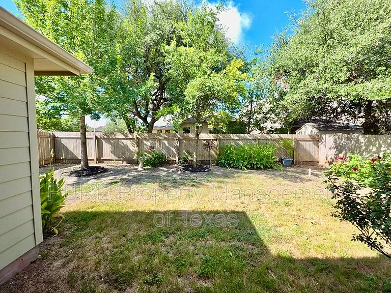 615 Linares Ln — Photo 27