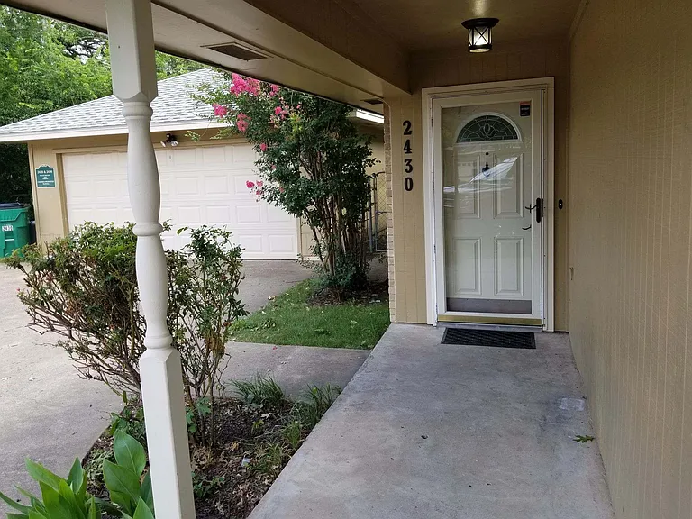 2430 Lakeview Cir — Photo 3