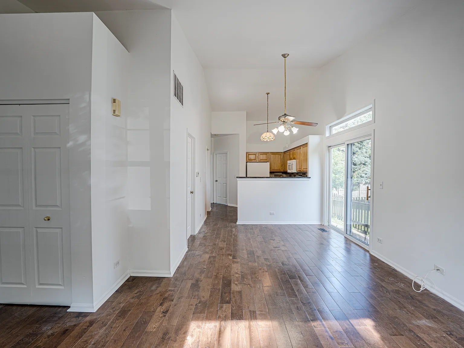 2 bed, 1.5 bath, 934 sqft, $1,999 — Photo 3