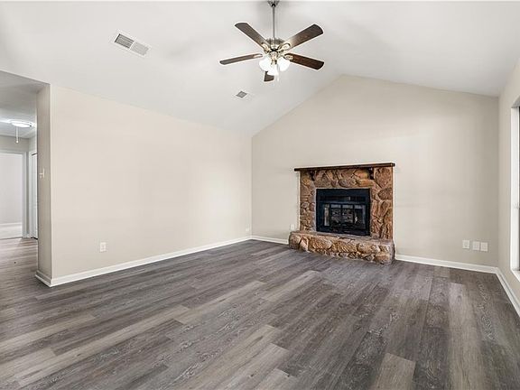 5th image of 402 Vine St
