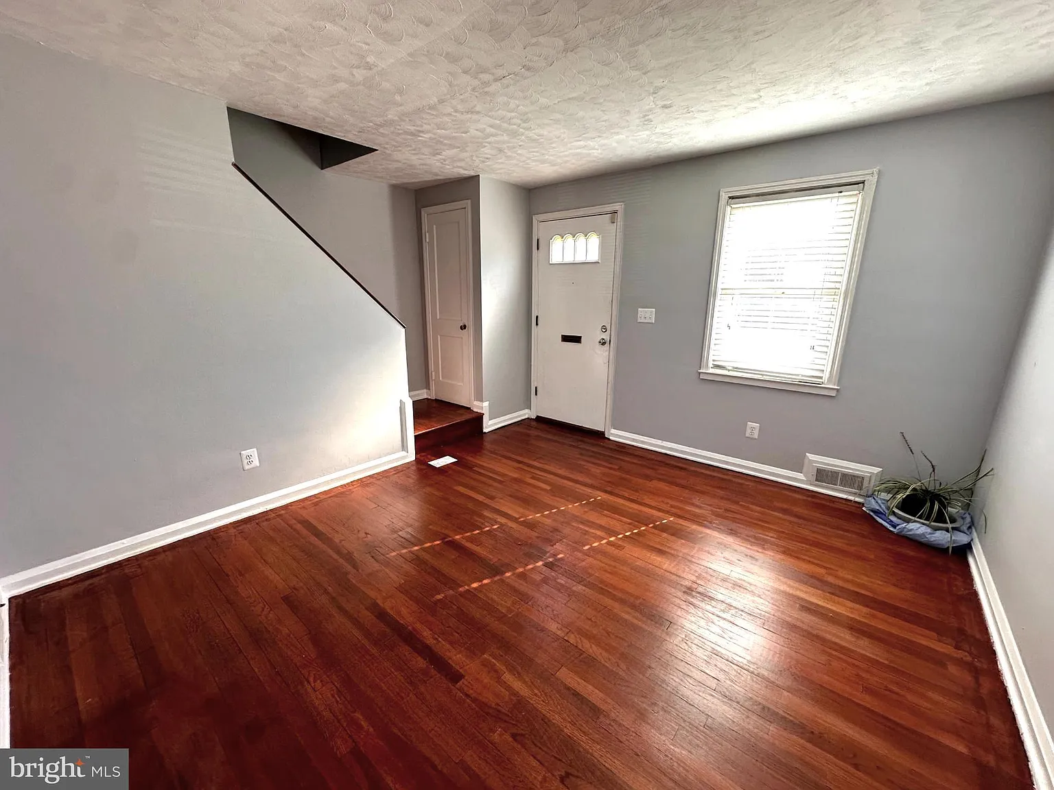 3 bed, 2.0 bath, 1732 sqft, $2,050 — Photo 3