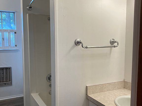 5th image of 3204 Yellowstone Dr #B