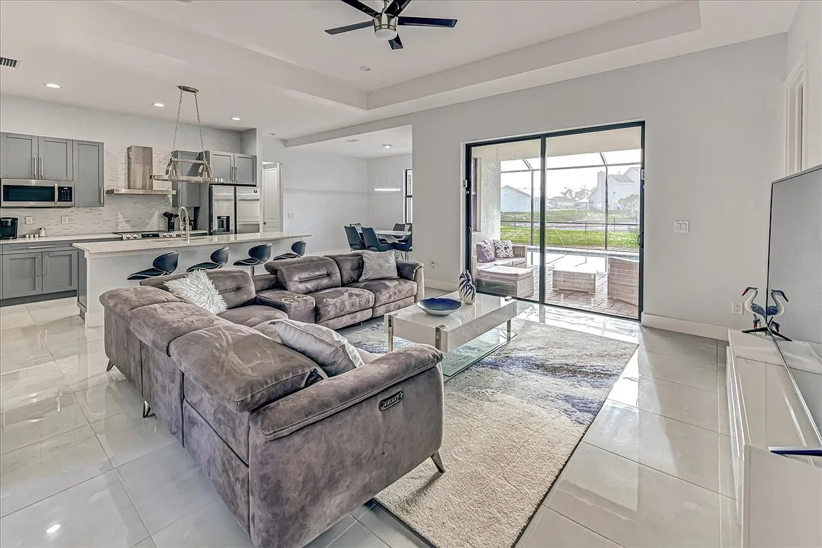 4 bed, 1917 sqft, $3,750 — Photo 1