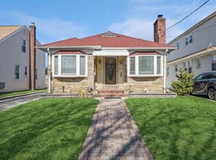 28 Clifford St, Lynbrook, NY 11563