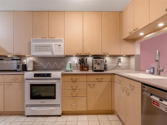 5th image of 206 Washingtonia Ave