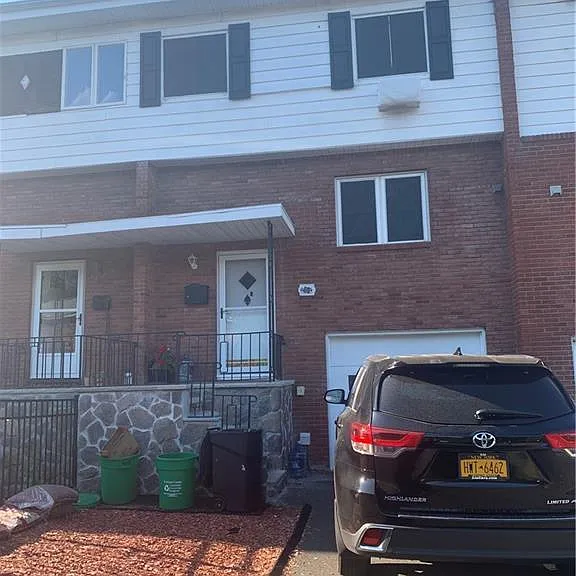 60 Halgren Cres — Photo 1