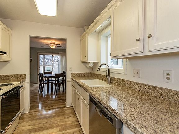 3rd image of 5835 Pineview Ln #302