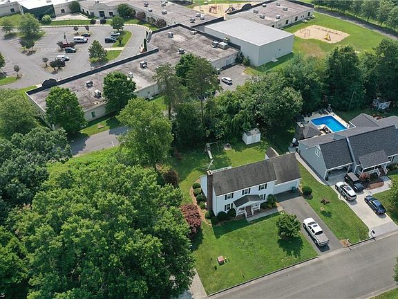 5th image of 1694 Woodbury Ln