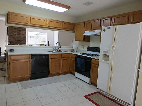 Large kitchen, refrigerator to remain
