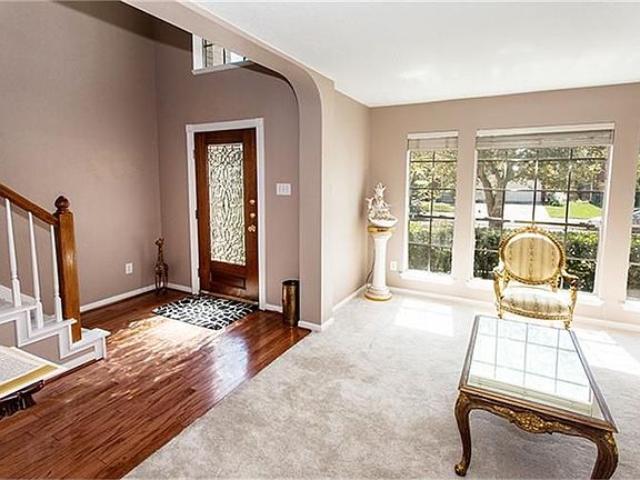 Wow! Gorgeous hardwood floors in Entry!