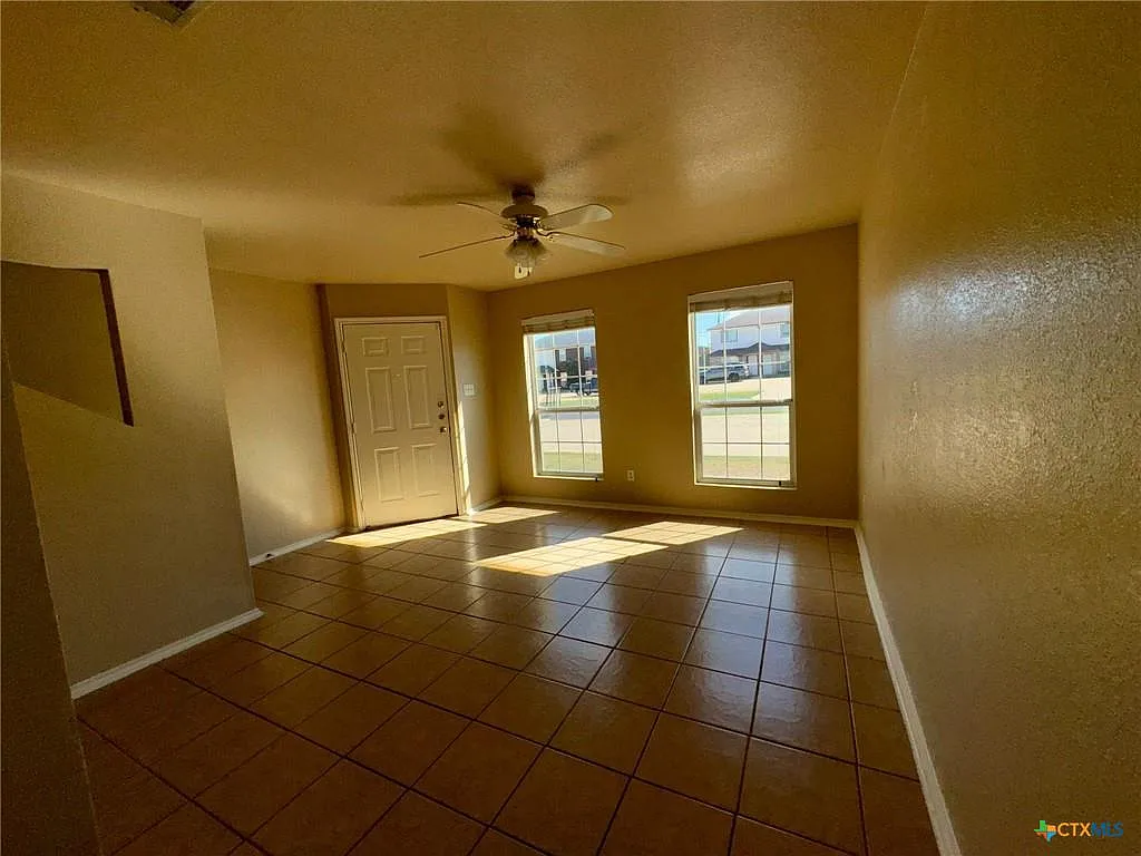 3 bed, 1100 sqft, $995 — Photo 3