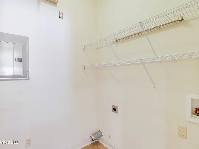 894 Jefferson Dr — Photo 10