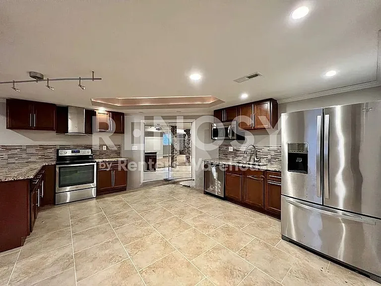 15861 Linden St — Photo 24
