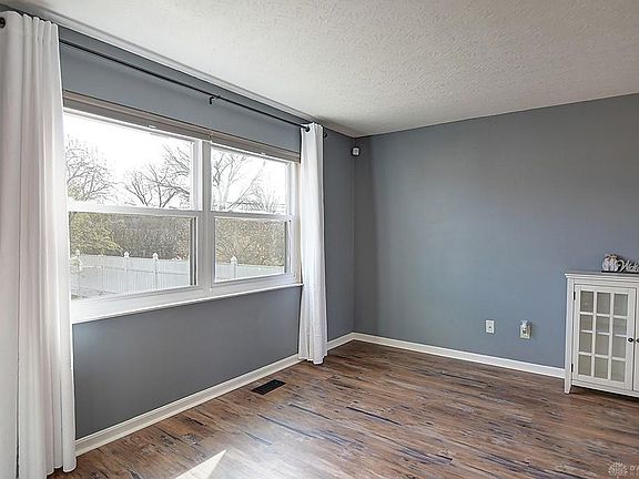 5th image of 325 Greenwood Ln