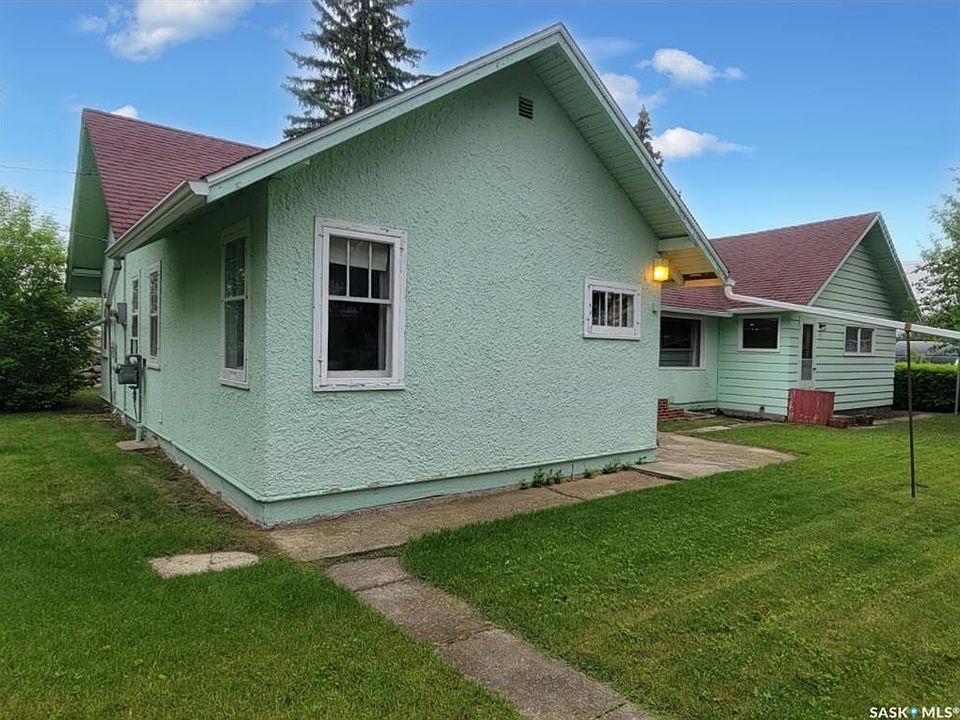 1st image of 106 Railway AVENUE E