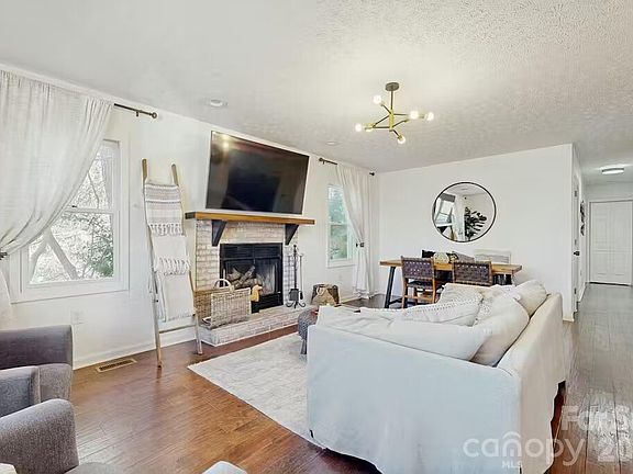 2nd image of 121 Oak Ter