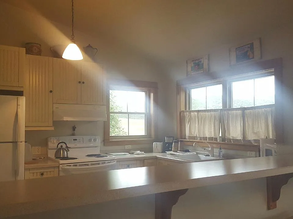 Full kitchen with eat-in counter.
