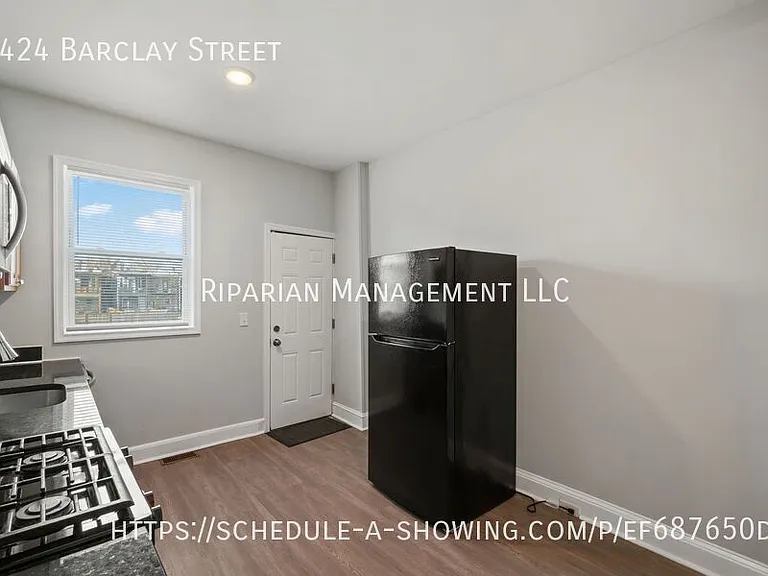 2424 Barclay St — Photo 15