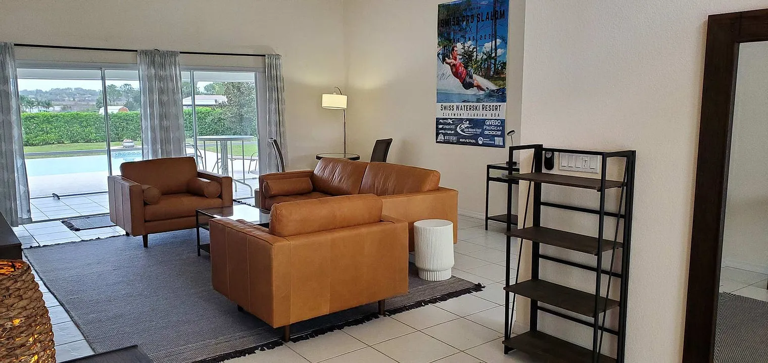 3 bed, 3.0 bath, 1829 sqft, $7,950 — Photo 2
